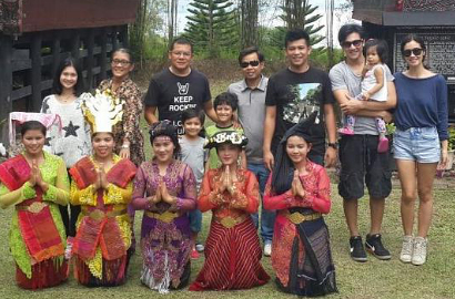 Vinessa Inez 'Curi' Ilmu Vino Bastian Selama Syuting 'Toba Dreams'