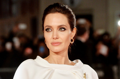 Tergelincir Saat Hujan, Angelina Jolie Kecelakaan Mobil