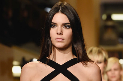 Kendall Jenner Pose Seksi Pakai Topi Santa Claus