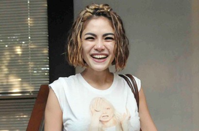 Tampil Seksi, Nikita Mirzani 'Beramal' Jalani Sidang Cerai