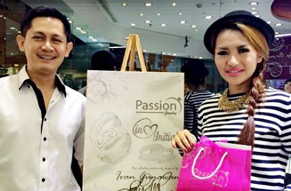 Fitri Carlina Pamer Gaun dan Cincin Pernikahannya