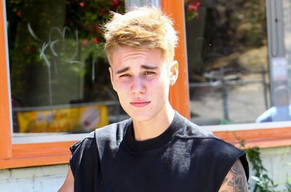 Dikejar Polisi, Justin Bieber Kabur Naik Skateboard