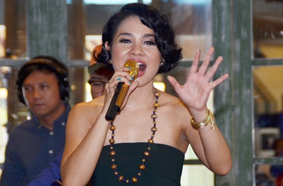 Pamer Cincin, Andien Akan Menikah Tahun 2015?