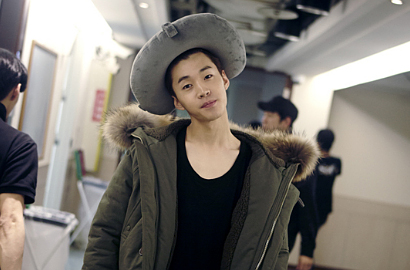 Henry SuJu-M Bikin Heboh Cukur Kumis di Bandara