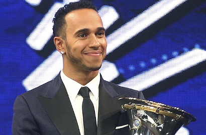 Bangganya Lewis Hamilton Terima Piala Juara Dunia F1 2014