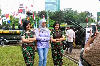 Tentara Kembar Cantik Sheila dan Sheili Jadi Seleb Dadakan