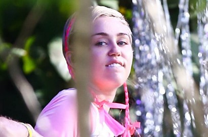 Miley Cyrus Ciptakan Lagu Kematian Kucing 'The Twinkle Song'