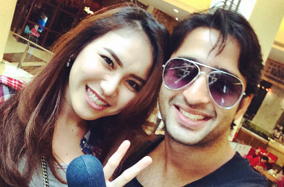 Fans Heboh Ayu Ting Ting dan Shaheer Foto Nyaris Pegangan Tangan