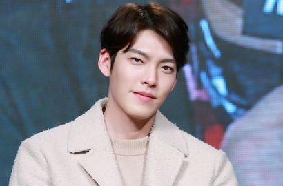 Aw, Kim Woo Bin Peluk Erat Fans di Premiere 'The Technicians'