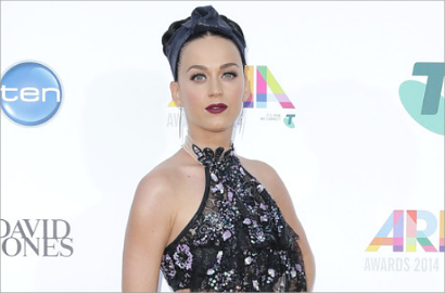 Bosan dengan Merah, Katy Perry Ubah Warna Rambut Jadi Ungu