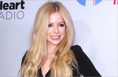 Avril Lavigne Sedang Sakit Karena Hamil?