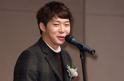 Yoochun JYJ Bercanda Saat Terima Penghargaan di Beautiful Artist Awards