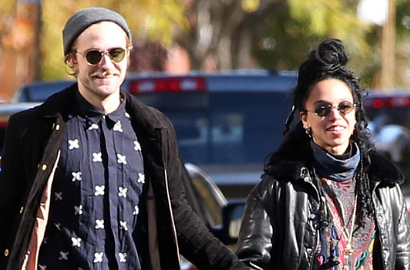 Robert Pattinson dan FKA Twigs Mesra di Pantai Miami