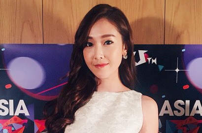 Jessica Eks SNSD Pamer Piala dari Yahoo! Asia Buzz Awards