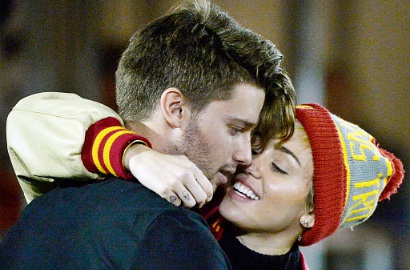 Anaknya Lengket dengan Miley Cyrus, Arnold Schwarzenegger Panik