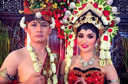 Fitri Carlina Pakai Hiasan Kepala 7 Kg di Pesta Resepsi Banyuwangi