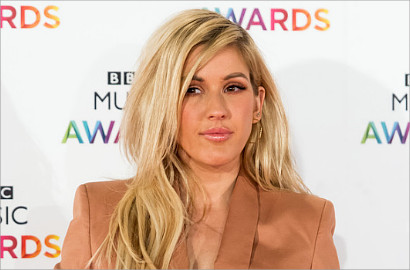 Ellie Goulding Pamer Payudara di Red Carpet BBC Music Award