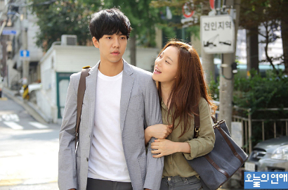 Moon Chae Won Pojokkan Lee Seung Gi di Foto 'Today's Love'