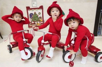 Imutnya Triplet Song Il Gook Berkostum Natal di 'Superman is Back'