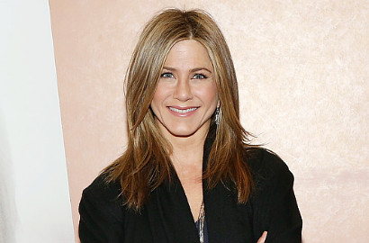 Jennifer Aniston Foto Topless Bareng Hair Stylist