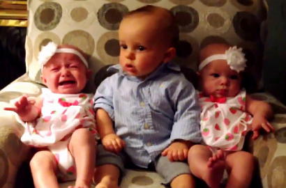 Lucunya Video Bayi Kebingungan Lihat Anak Kembar