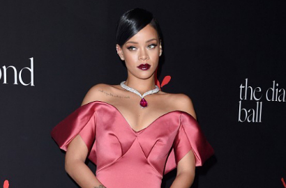 Rihanna Bergaya Bak Ratu dan Topless di Photoshoot Diamond Ball