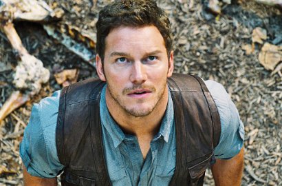 Seramnya Raptor Nongol di Belakang Chris Pratt di Foto 'Jurassic World'