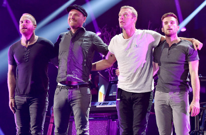 Chris Martin Akui 'Diculik' Angelina Jolie untuk Garap OST 'Unbroken', 'Miracles'