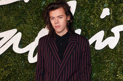 Harry Styles Kepergok Kencani Model Pakaian Dalam?