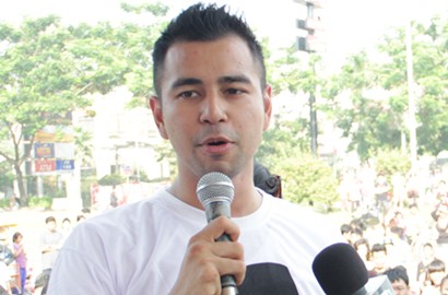 Raffi Ahmad Hadiahkan Bunda Cincin Berlian di Hari Ibu