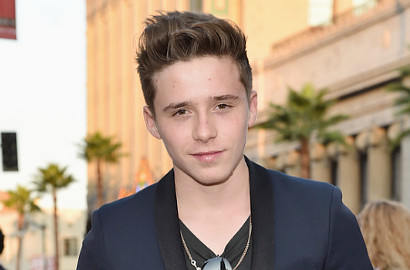 Brooklyn Beckham Unggah Foto Bareng Ibu Victoria dengan Caption Manis