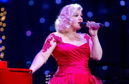 Pagi Dirawat di UGD, Kelly Clarkson Tetap Tampil di Konser Amal