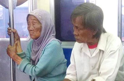 Tolak Uang, Kakek Berpakaian Kumal Getarkan Hati Penumpang Kereta