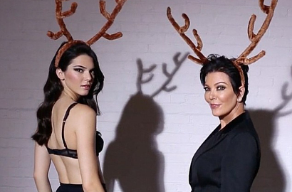 Kendall dan Kris Jenner Kompak Pamer Kaki Jenjang di Pemotretan LOVE
