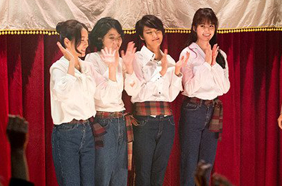 Manisnya Han Hyo Joo Jadi Gadis Era 1970 di 'C'est Si Bon'