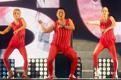 Seksinya PSY Cover Lagu 'Red' Hyuna di Konser 'All Night Stand 2014'