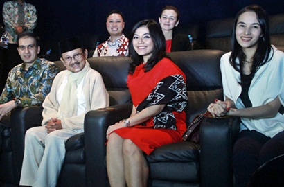 Chelsea dan Kimberly Bangga Nobar 'Mimpi Sejuta Dolar' Bareng BJ. Habibie