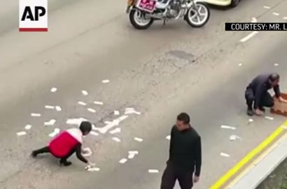 Uang Rp 24 M Jatuh di Jalan, Warga Hong Kong Heboh