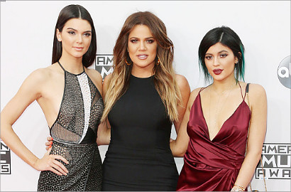 Rayakan Natal dengan Pesta Meriah, Keluarga Kardashian Tampil Seksi