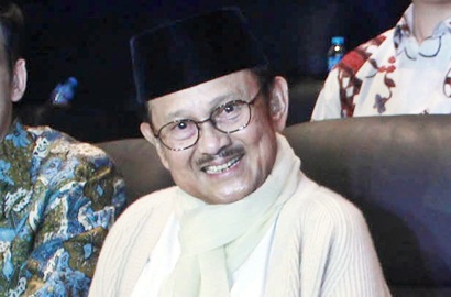 BJ. Habibie Kenang Dipaksa Mendiang Bu Ainun Nonton 'Cinta Fitri'