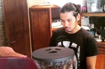 Chico Jericho Jadi Barista Tamu di Kedai Kopi untuk 'Filosofi Kopi'