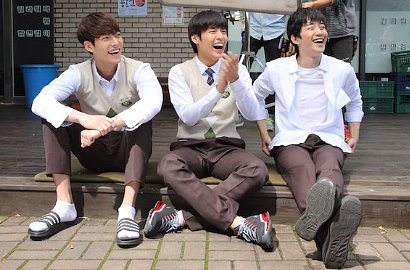 Kompaknya Gaya Casual Kim Woo Bin, Ha Neul dan Junho di 'Twenty'