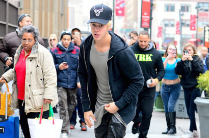 Gagal Keren, Justin Bieber Terjungkal Saat Main Skateboard
