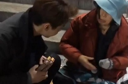 Beramal ke Wanita Tua, Henry SuJu Banyak Dipuji Fans
