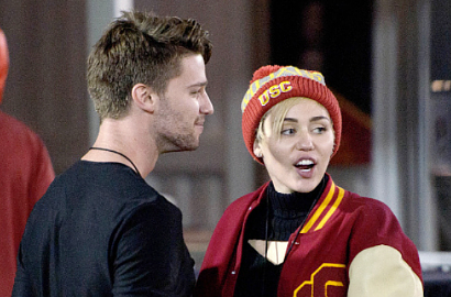 Miley Cyrus dan Pacar Sambut Tahun Baru 2015 dengan Ciuman Mesra
