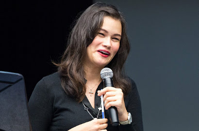 Seramnya Kulit Tracy Trinita Terbakar Sampai Memerah