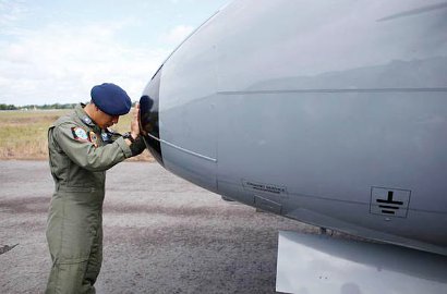 Sebelum Cari AirAsia QZ8501, Pilot Ini Berdoa di Depan Pesawat