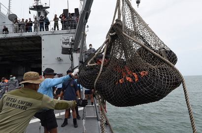 Pintu dan Tangga Darurat Pesawat Air Asia QZ8501 Ditemukan