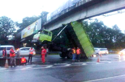 Truk Hino Nyangkut di Tol Jagorawi, Netter Sebut Mirip 'Transformers'