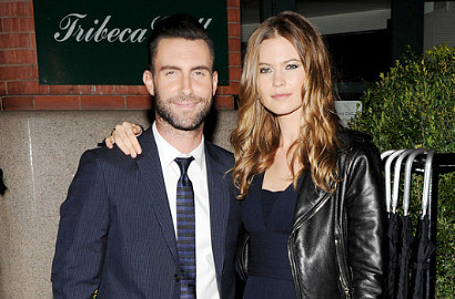 Lucunya Adam Levine dan Behati Prinsloo Pura-Pura Jadi Meerkats